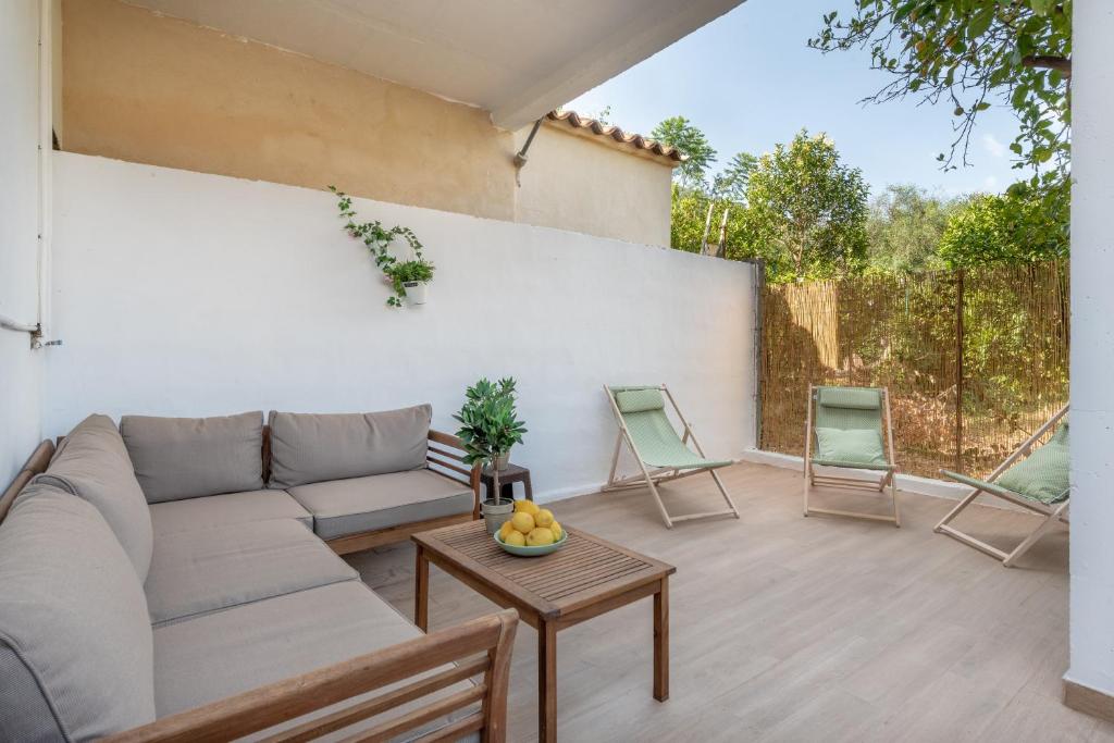 a living room with a couch and a table and chairs at Es Llimoner in Sóller