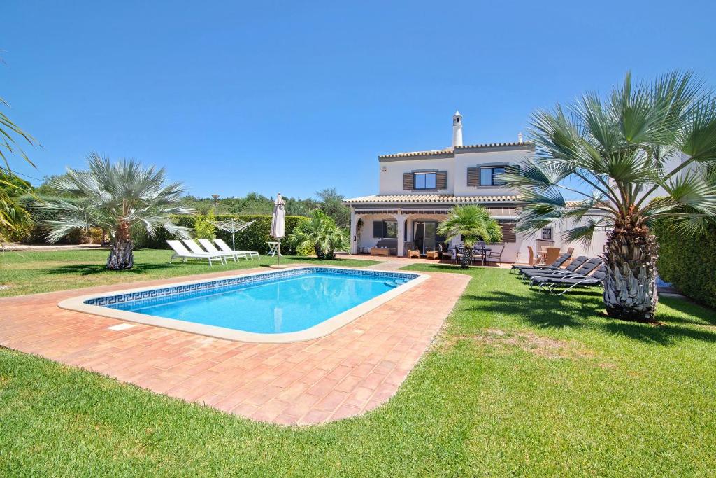 a house with a swimming pool in the yard at Villa Formosa in Almancil