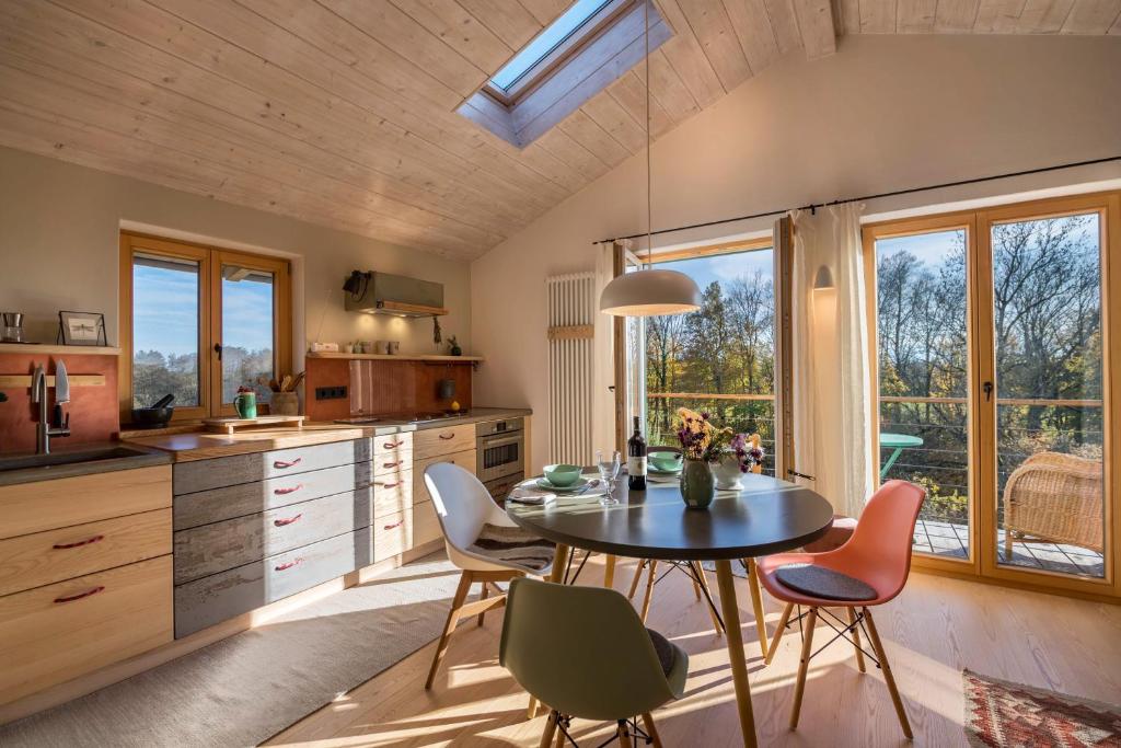 a kitchen with a dining room table and chairs at Ferienwohnung Bei der Töpferei in Pittenhart