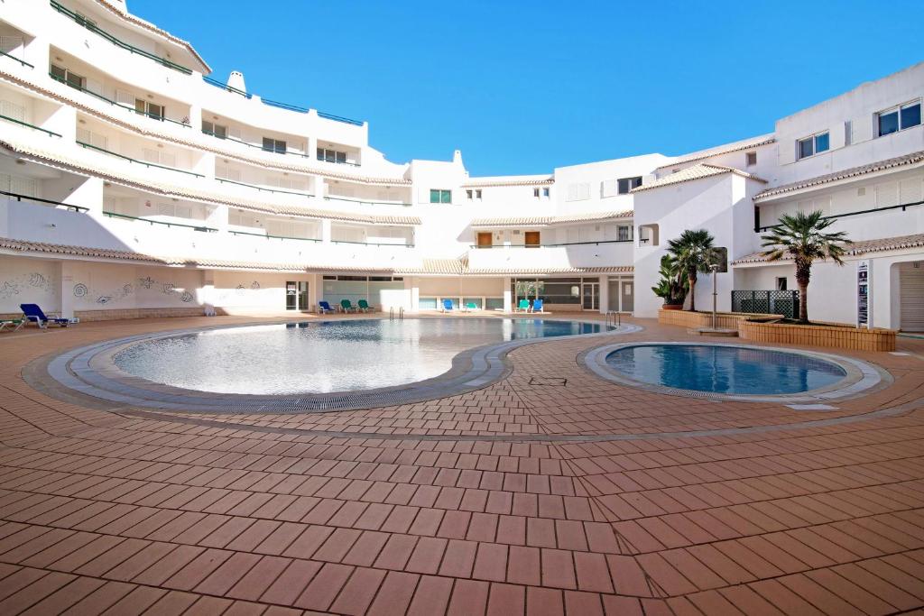 a courtyard with a swimming pool in a building at Apartamento Nautilus in Armação de Pêra