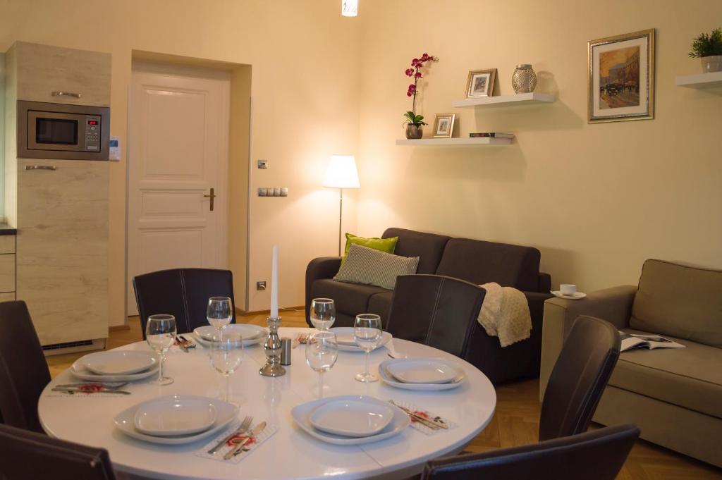 einen Tisch mit Weingläsern darauf im Wohnzimmer in der Unterkunft Modern Apartment Všehrdova in Prag