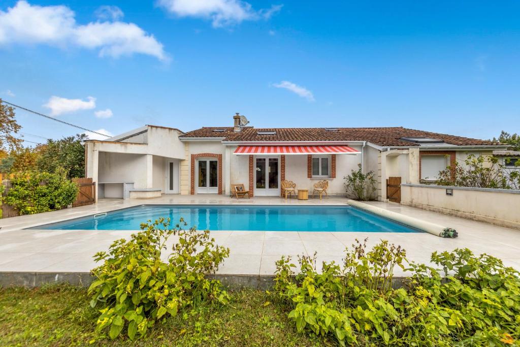 uma piscina em frente a uma casa em Villa Océan - Grayan em Grayan-et-lʼHôpital