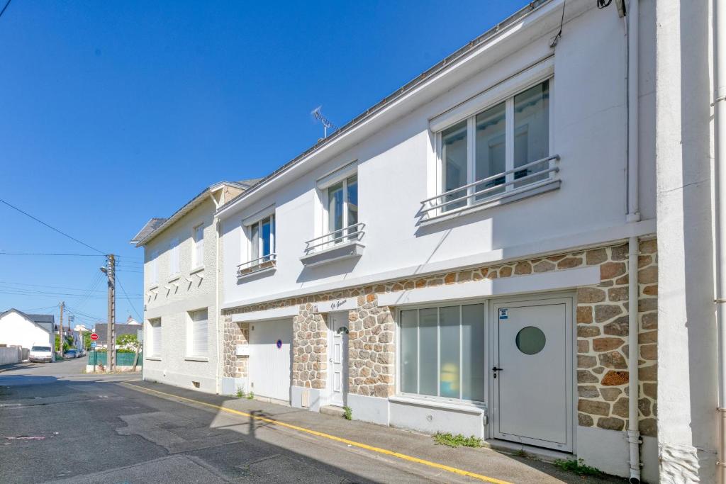 a white building on the side of a street at Maison Ty Gwen in Le Pouliguen