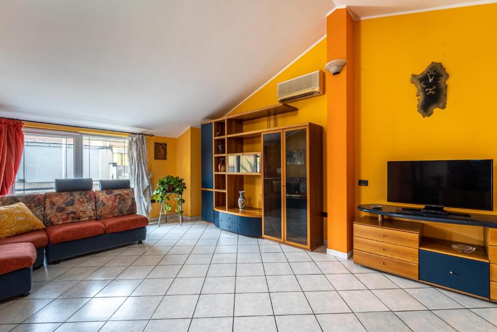ein Wohnzimmer mit Sofa und Flachbildfernseher in der Unterkunft Casa Flu in Assemini