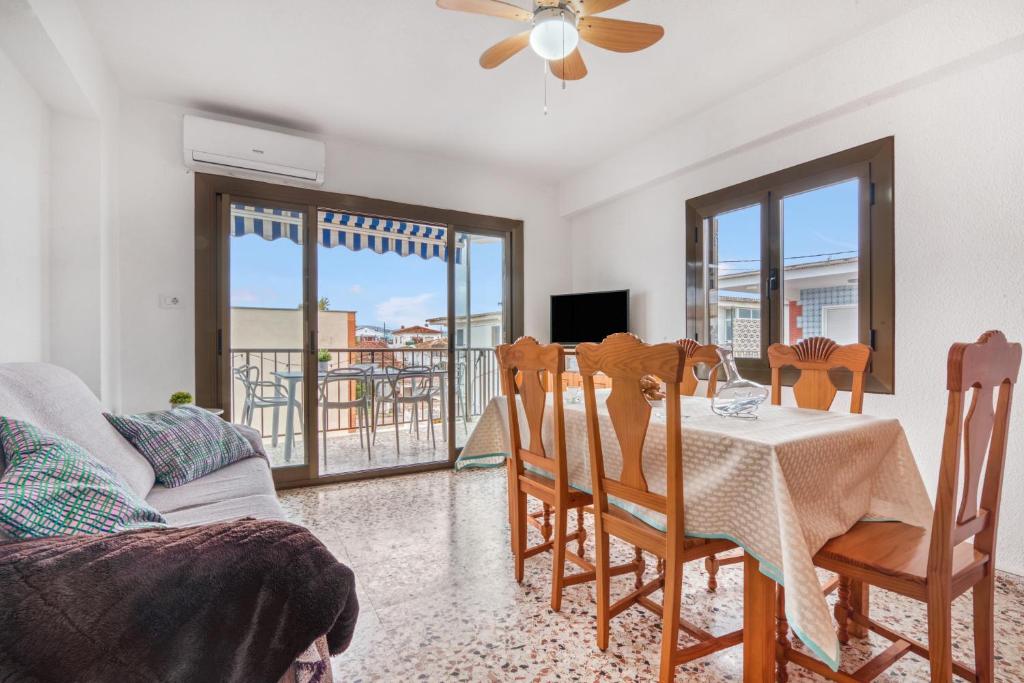 a living room with a table and chairs and a couch at Manhattan in Oliva