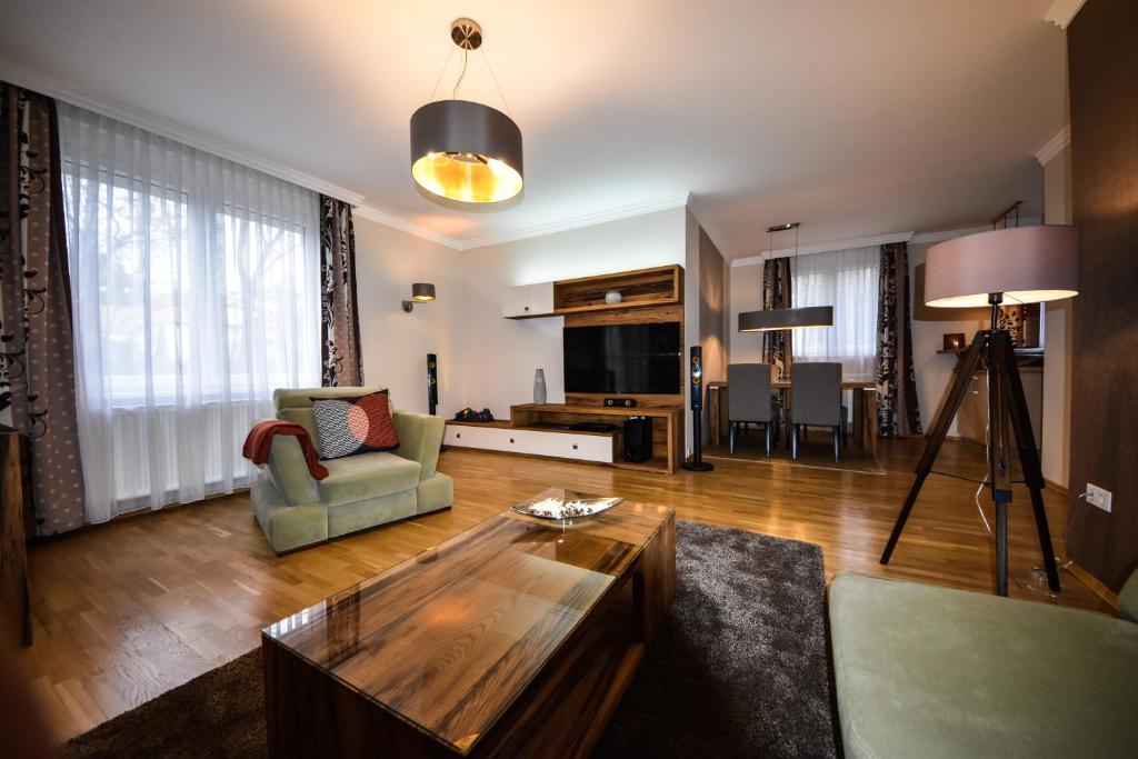 - un salon avec un canapé et une table basse dans l'établissement Rosehill Side Apartment, à Budapest