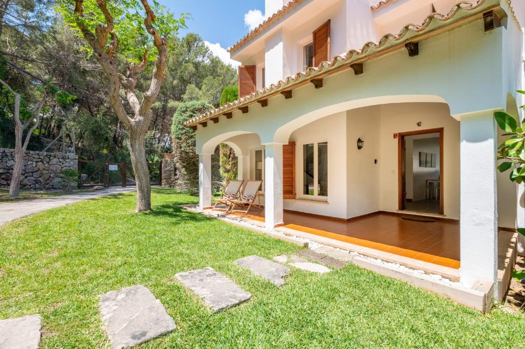 a patio of a house with a yard at Can Botana 12 in Cala de Sant Vicenc