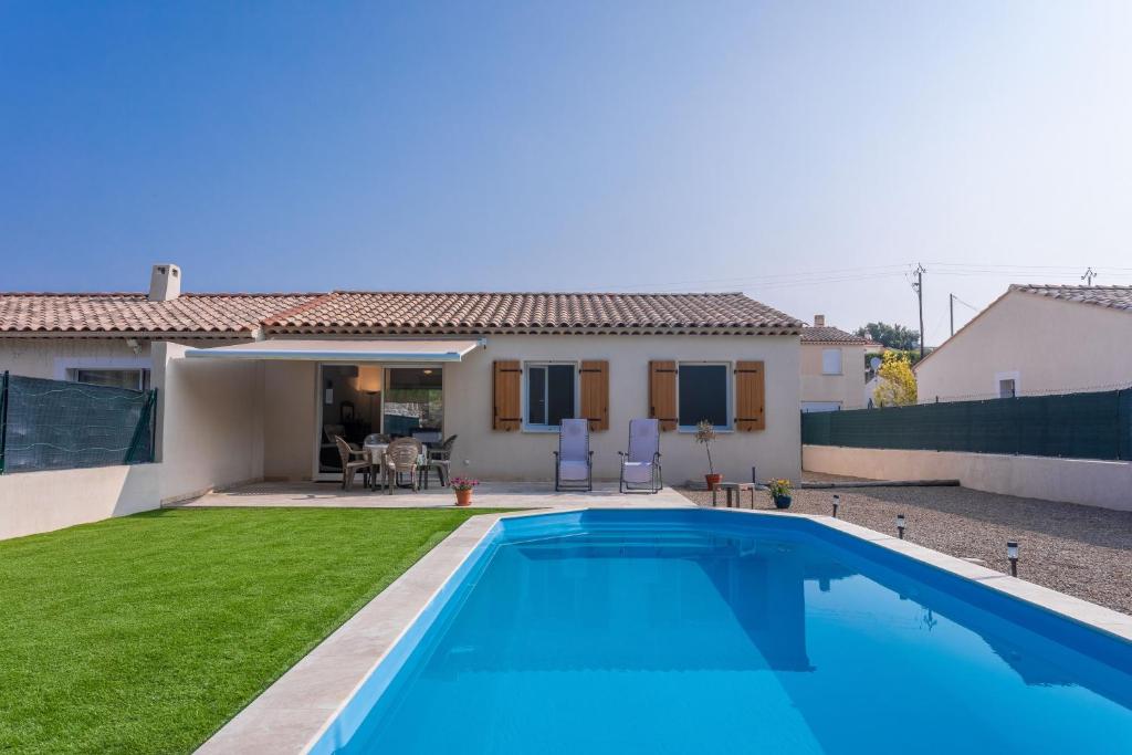 a swimming pool in the backyard of a house at Villa les Coteaux du soleil in Carcès
