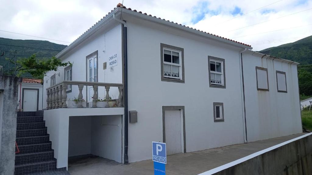 a white building with a staircase in front of it at Casa do Rossio in Fajazinha