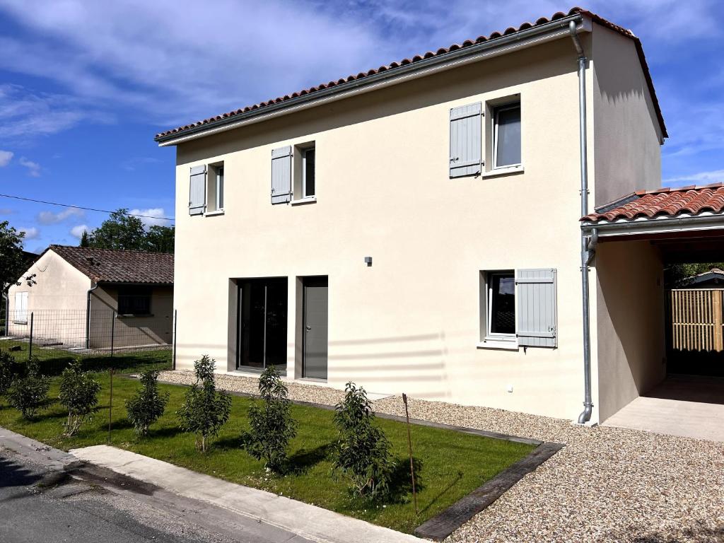 a white house with a driveway at Maison Libourne 2 Chambres in Libourne