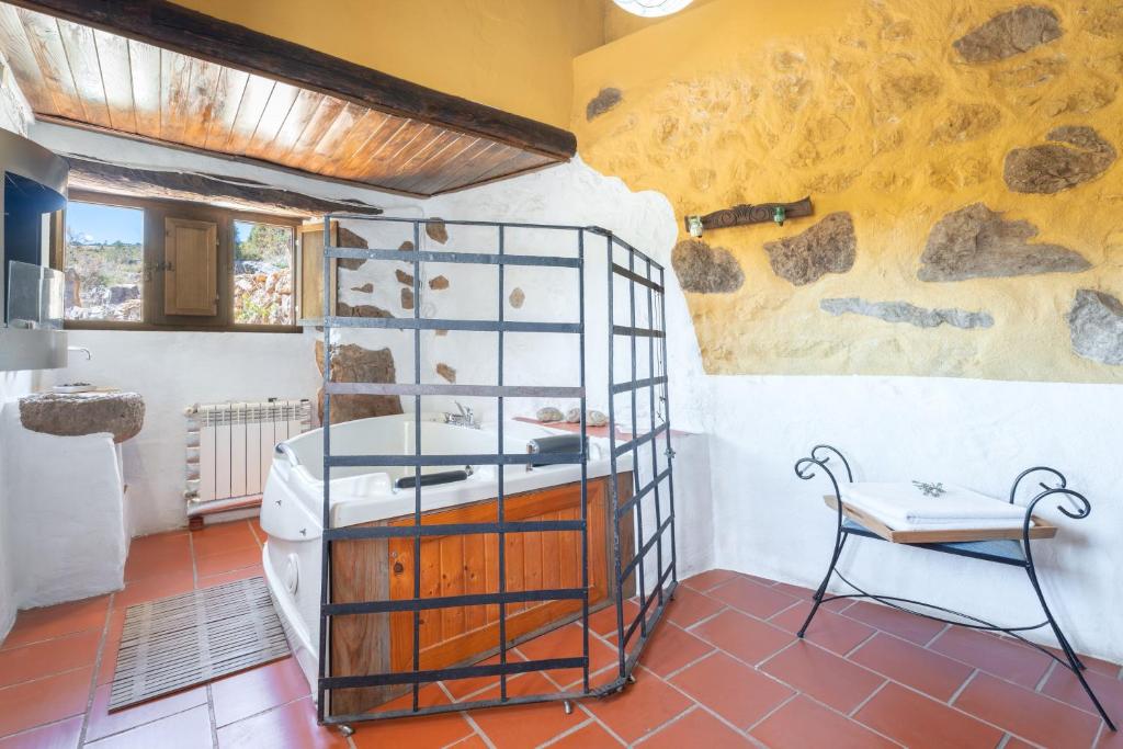 a room with a bed and a table and a chair at El Cup in La Torre d'En Besora