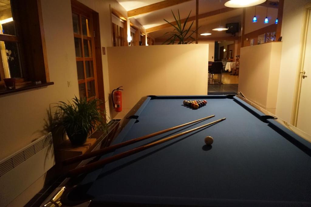 Una mesa de billar en Hotel Stadarborg