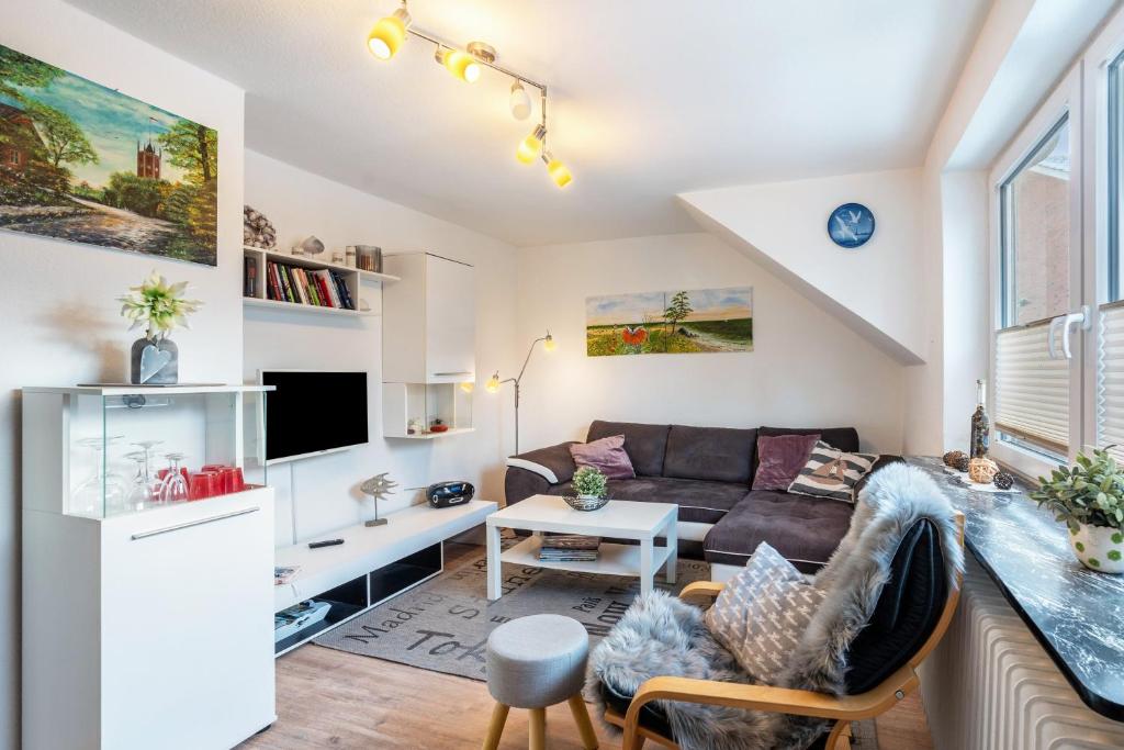 a living room with a couch and a table at Ferienwohnung Reinfeld in Hohwacht