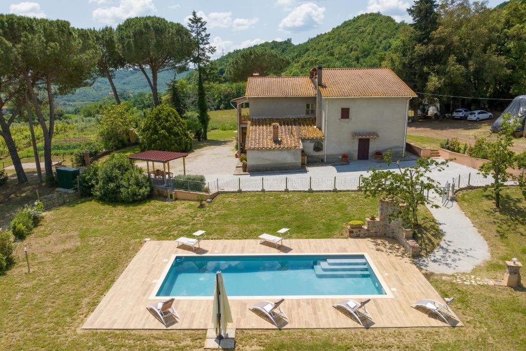 an aerial view of a house with a swimming pool at Villa Adelmo appartamento privato in Pomarance