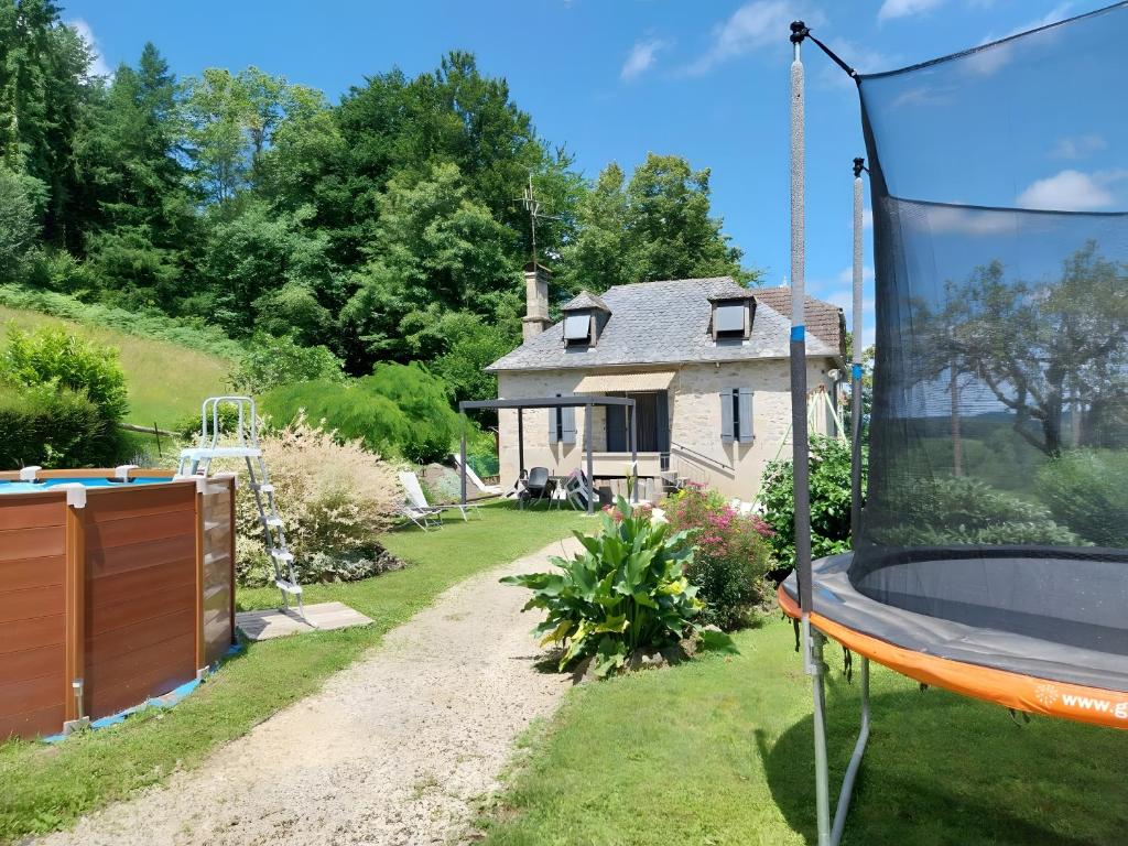 a view of a house from the back yard at Location Fermette in Goulles