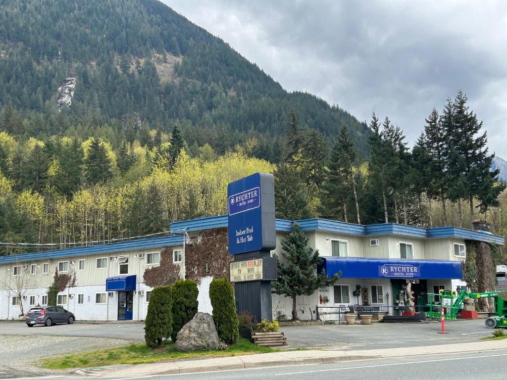 a hotel with a sign in front of a building at Rychter Hotel Hope in Hope