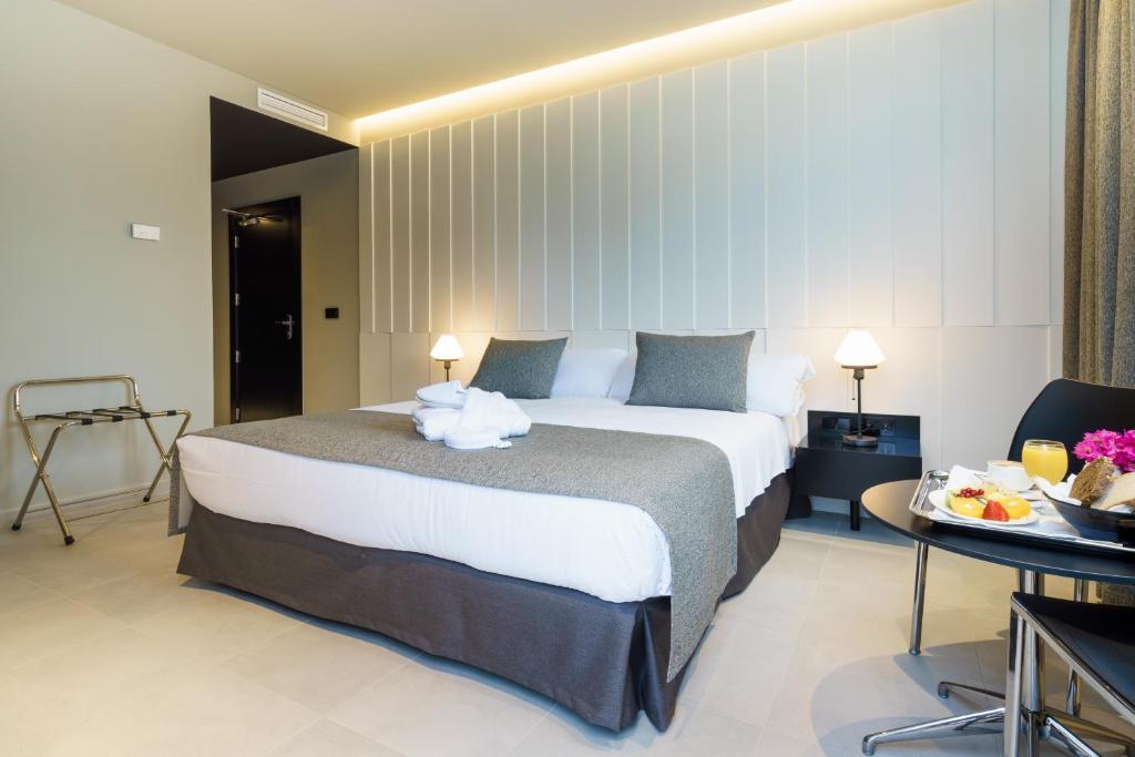 Кровать или кровати в номере Costa del Sol Torremolinos Hotel