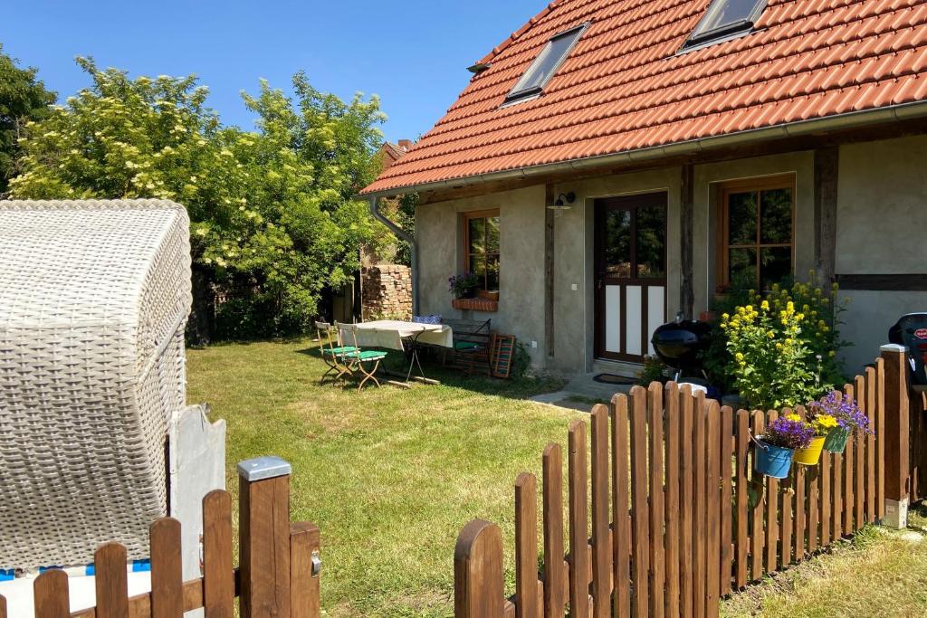 a wooden fence in front of a house at Kleiner Eselhof in Semlow