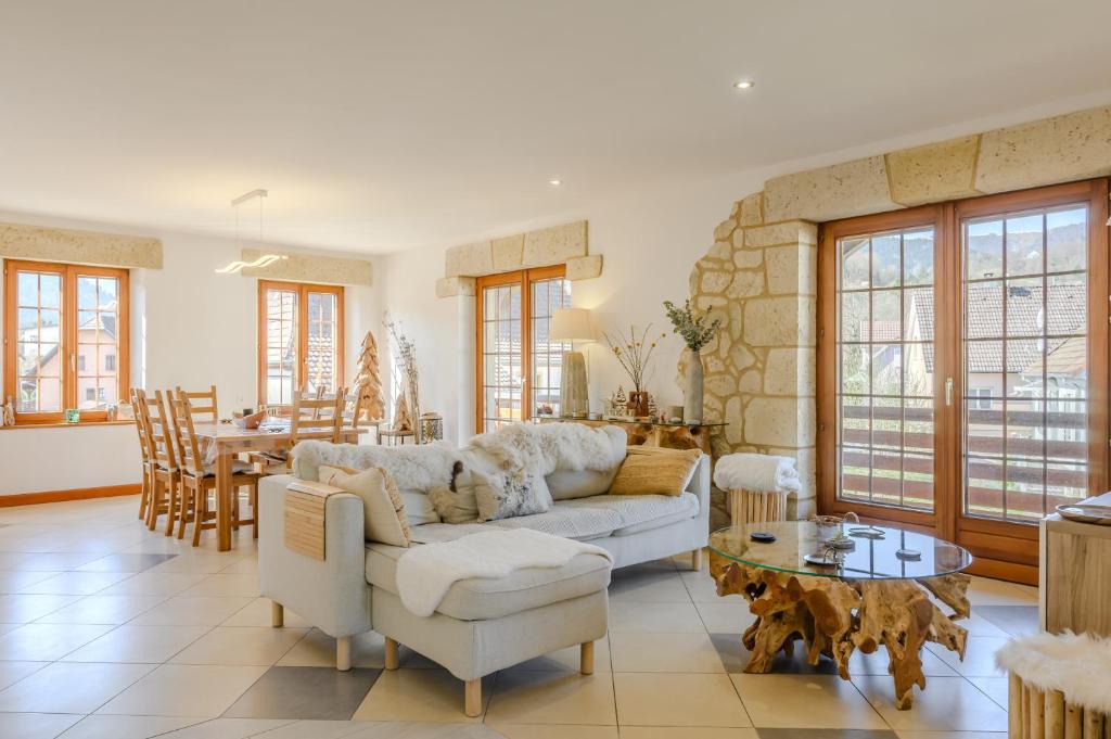 a living room with a couch and a table at Natür'Gîte in Fellering