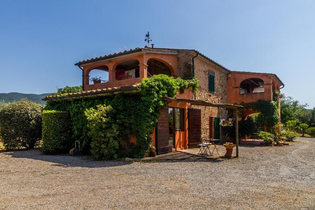 an old building with ivy on the side of it at Birbina - Poggio alle Birbe in Il Bagno
