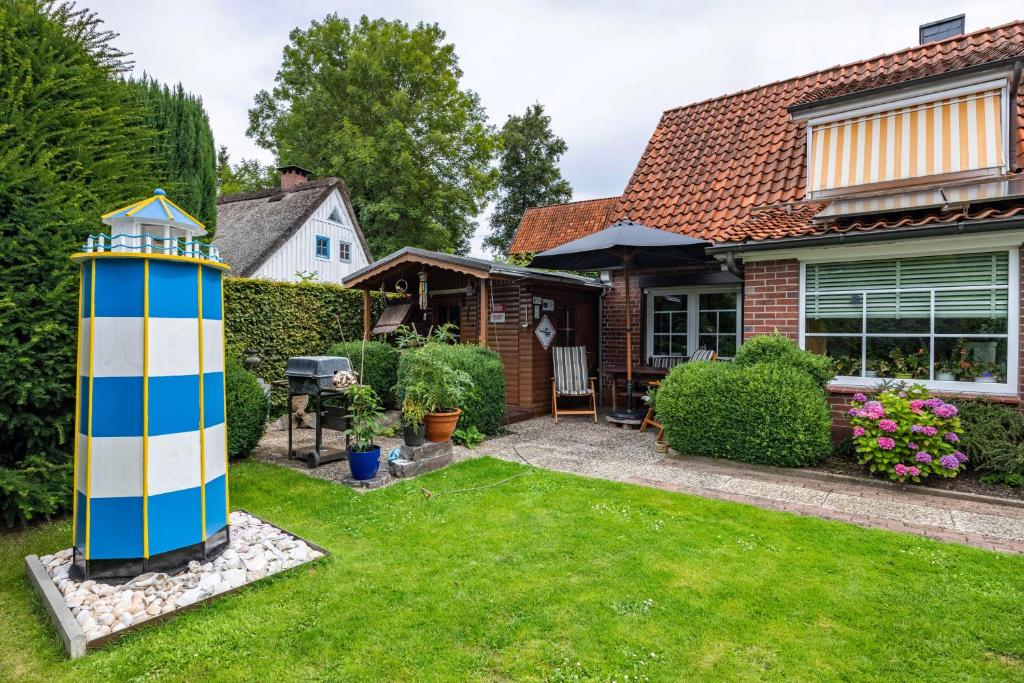 a lighthouse in the yard of a house at Deichkate Deichwinkel in Drochtersen