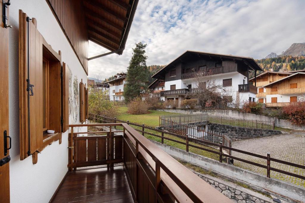 a balcony with a view of a house at Residence Malibu Appartamento 9 in Falcade