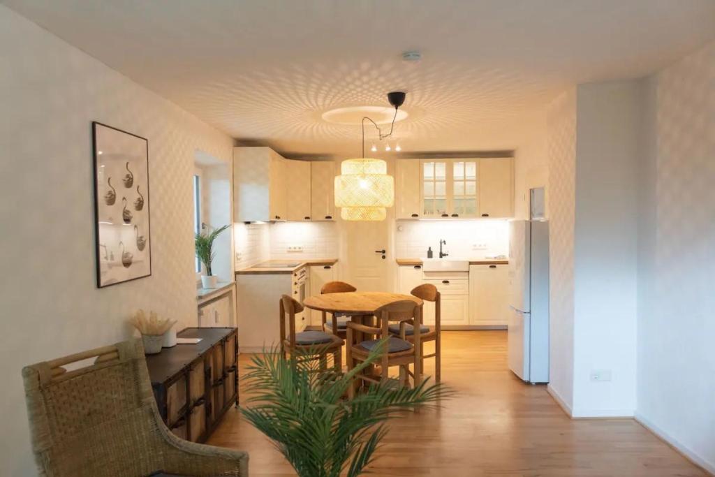 a kitchen and dining room with a table and chairs at Chiemsee Schwanenloft in Seebruck