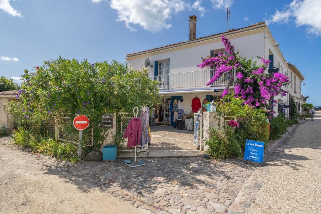 ein Gebäude mit lila Blumen an der Straßenseite in der Unterkunft La Presqu'ile in Talmont