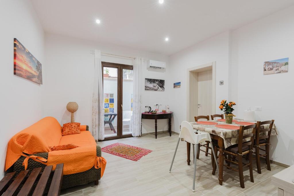 a living room with a couch and a table at Casa Vacanza Iris Castelvetrano in Castelvetrano Selinunte