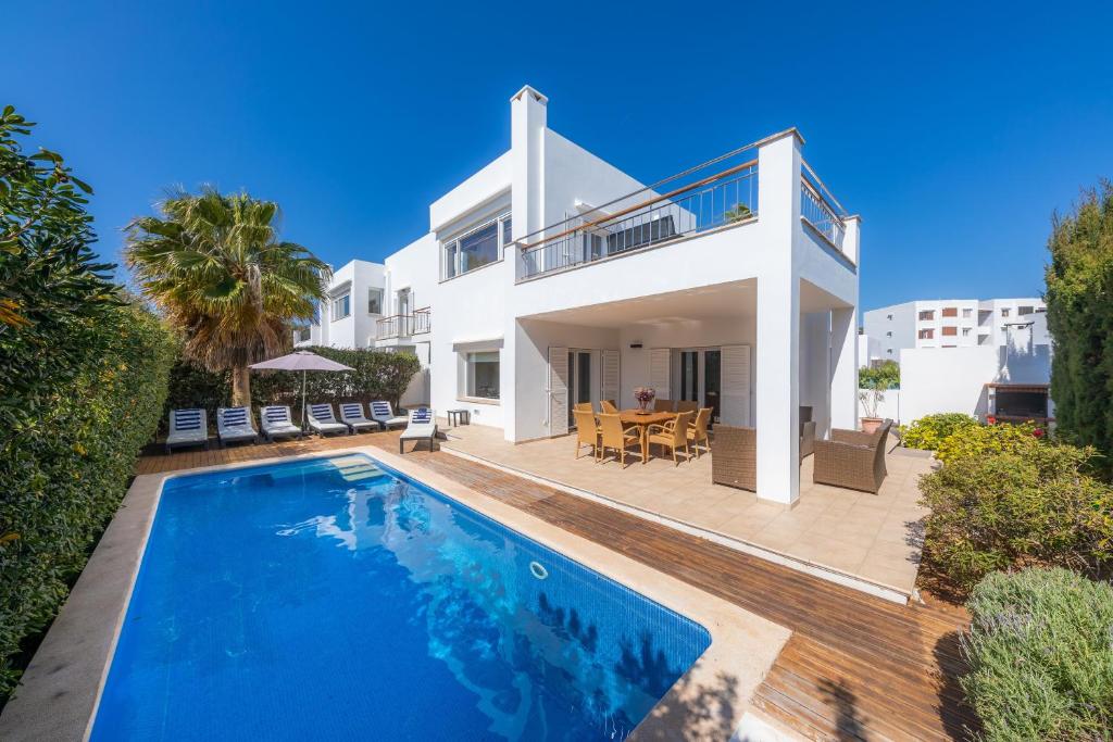 a villa with a swimming pool and a house at Villa Costa Eugenia in Cala d´Or