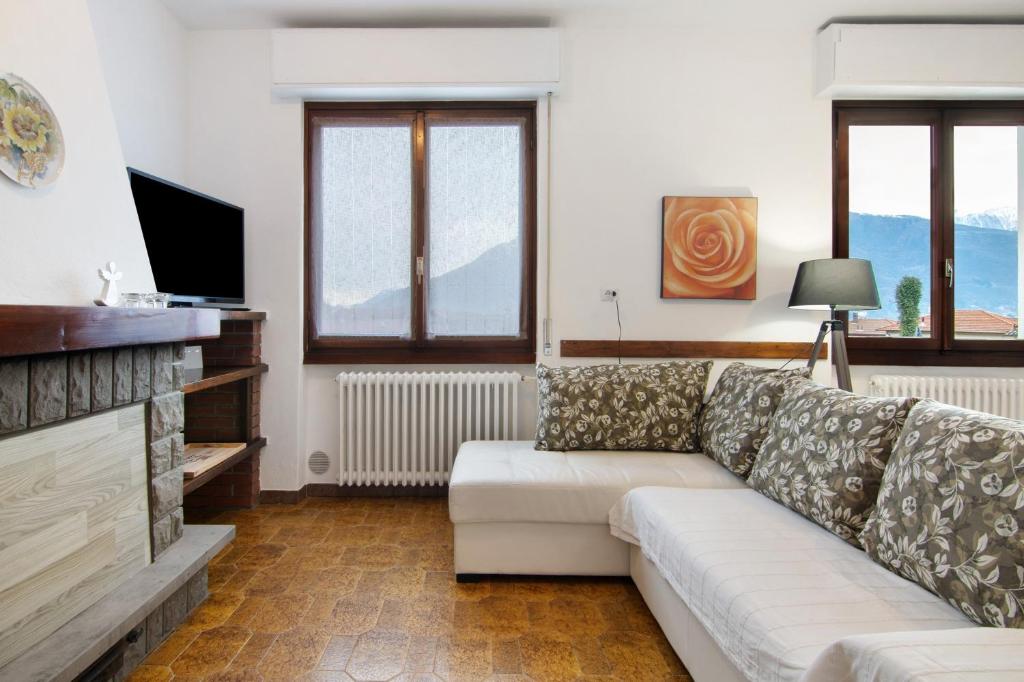 a living room with a couch and a tv at Palma’s house in Dongo