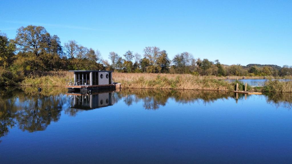 ein kleines Boot mitten auf einem See in der Unterkunft Hausboot Eisvogel in Kirchberg an der Raab