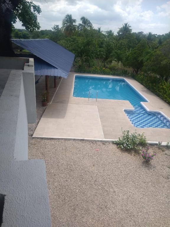 an overhead view of a swimming pool with an umbrella at Casa Finca pasadia cerete in Cereté