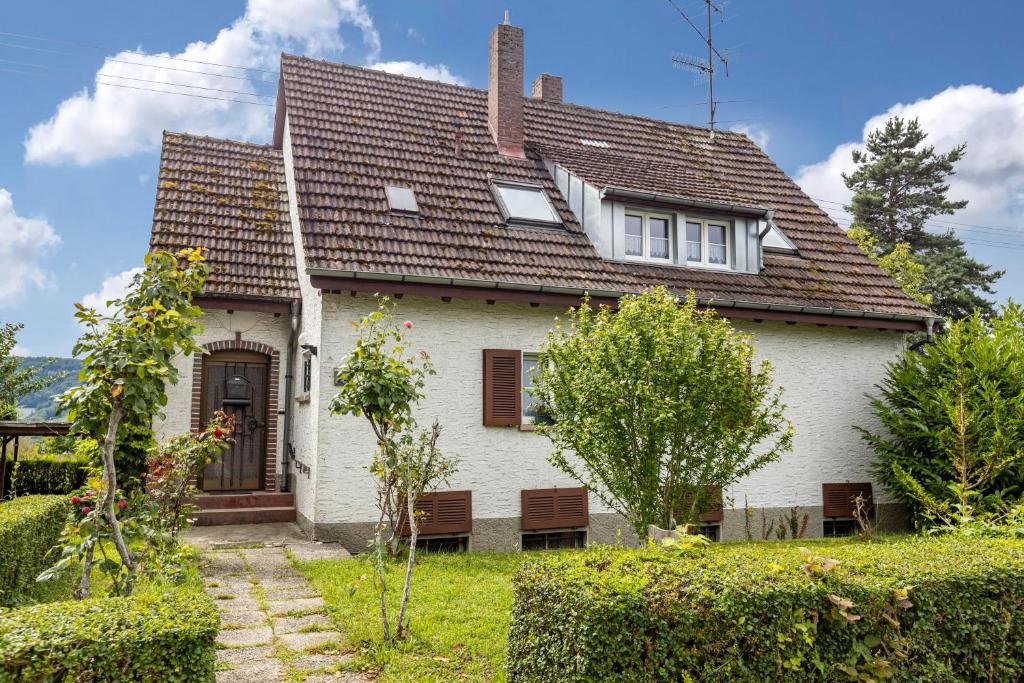 a white house with a brown roof at Gita in Öhningen
