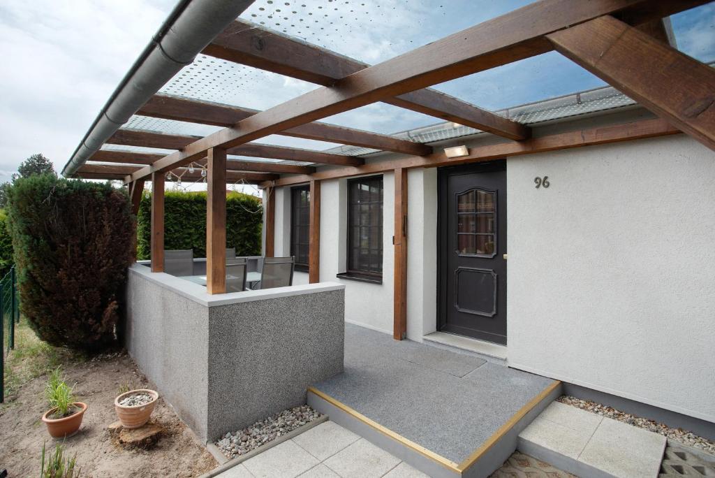 a pergola over a door on a house at Haffmöwe Ferienhaus 96 in Mönkebude