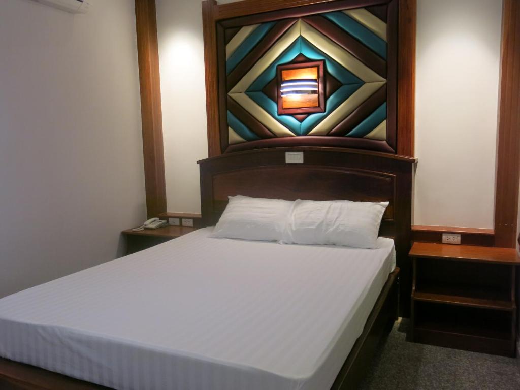 七岩的住宿－七岩SP公園酒店，一间卧室配有一张壁画床