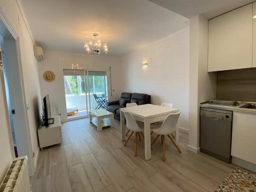 a kitchen and living room with a table and chairs at Montiro in L'Escala