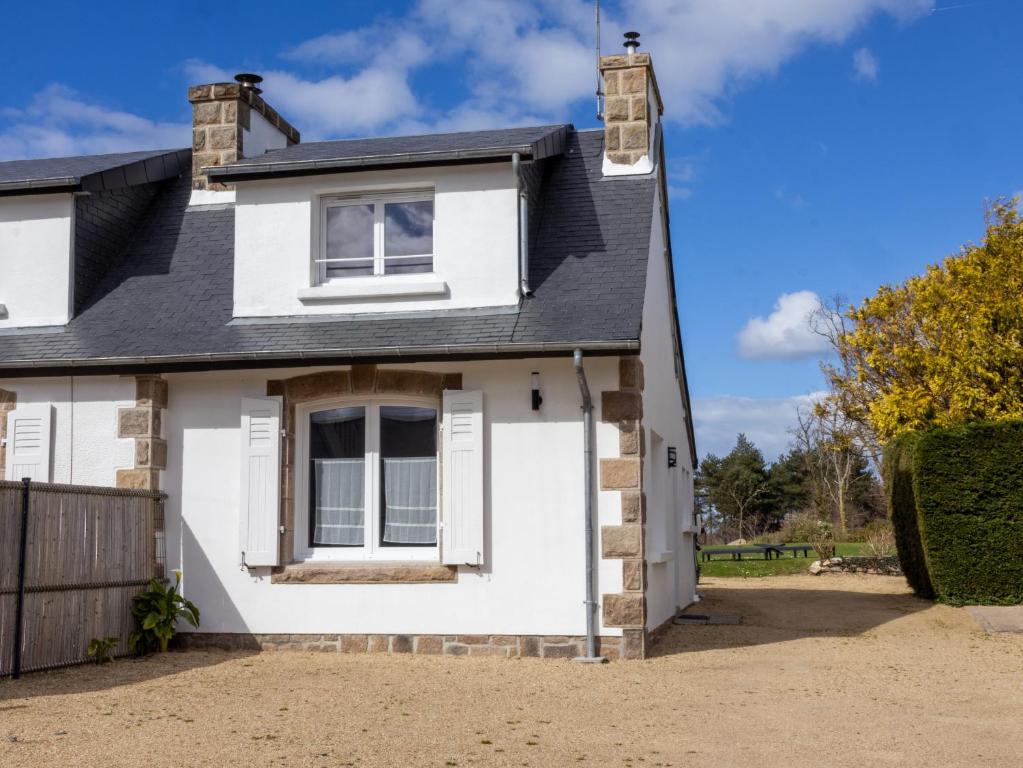 a white house with a black roof at Ti Ma Zud Bihan in Pleumeur-Bodou