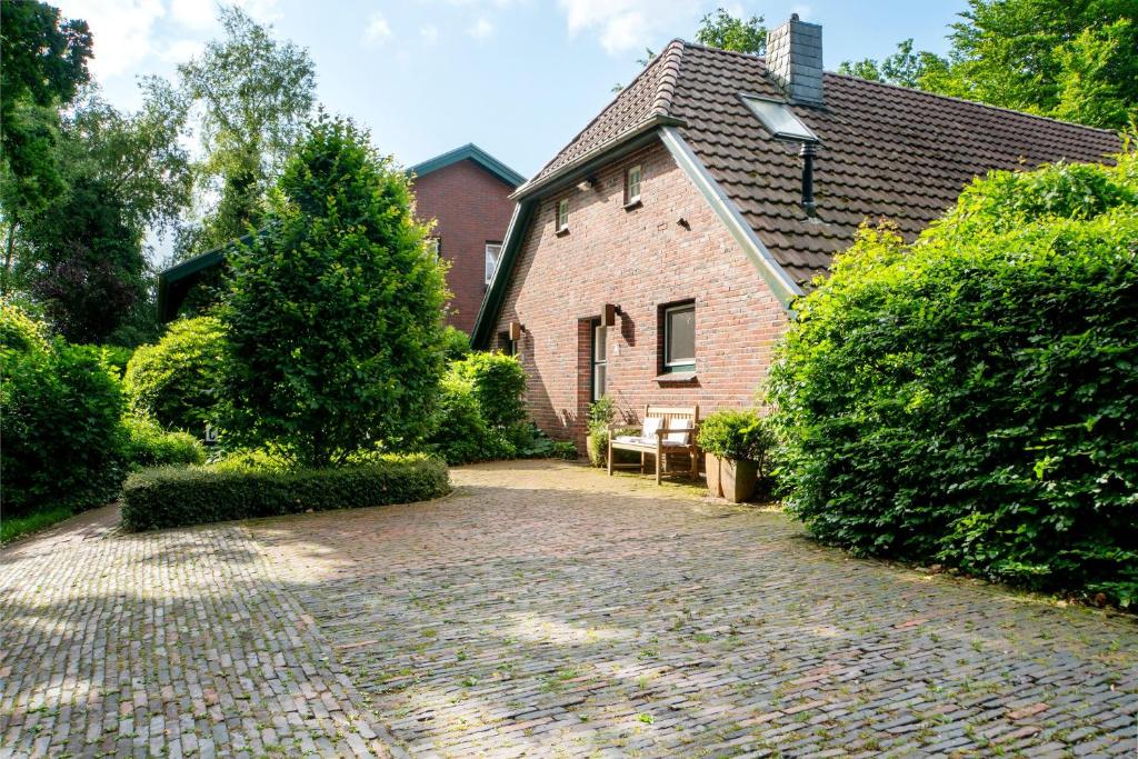 a house with a cobblestone driveway in front of a house at Ferienhaus Neudorf in Varel
