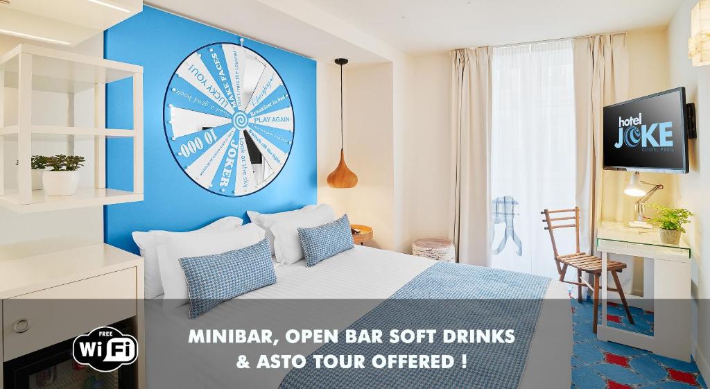 una camera con un letto con un grande orologio sul muro di Hotel Joke - Astotel a Parigi