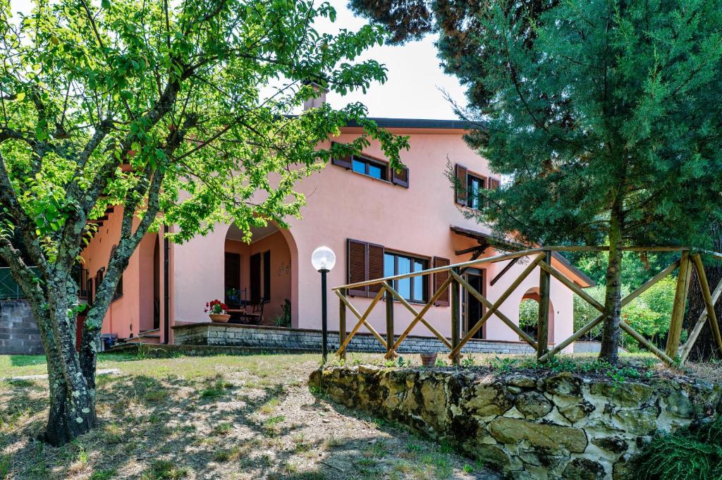a house with a gate in front of it at Villa Del Riccio in Magione