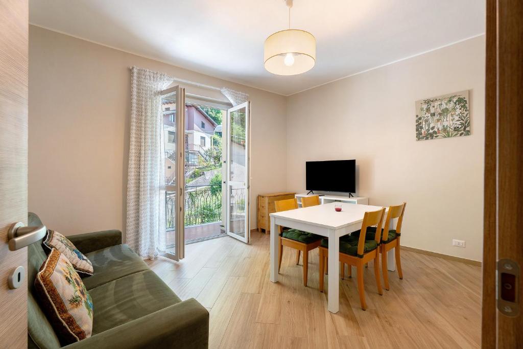a living room with a couch and a table at Casa Làrisa Lago Maggiore in Laveno-Mombello