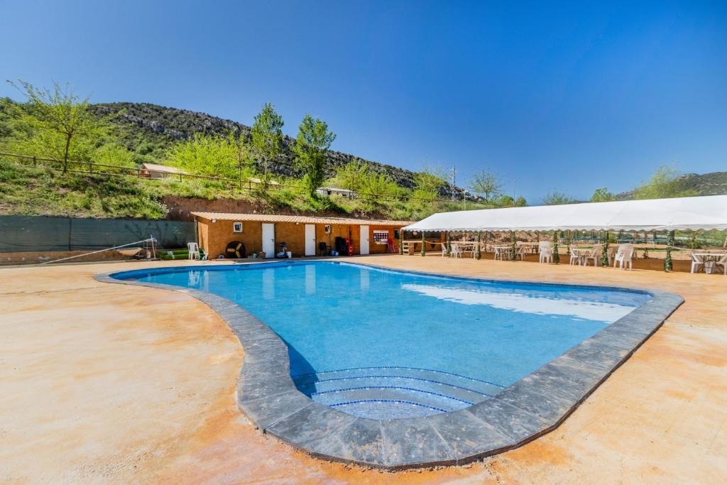 a large swimming pool in front of a building at Móvil Home Grande in Alós de Balaguer