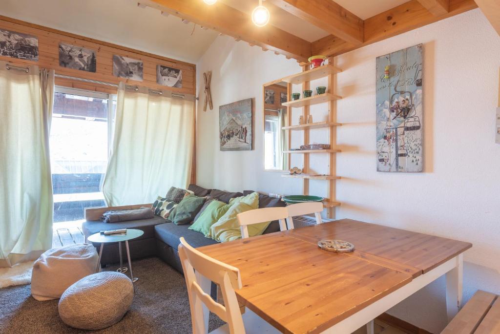 a living room with a blue couch and a table at Appartement 6 pers Piau Engaly in Aragnouet