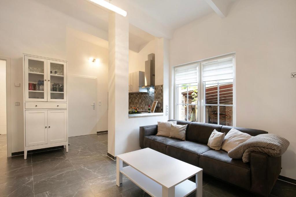 a living room with a couch and a table at Ferienwohnung Müncheberg 2 in Müncheberg