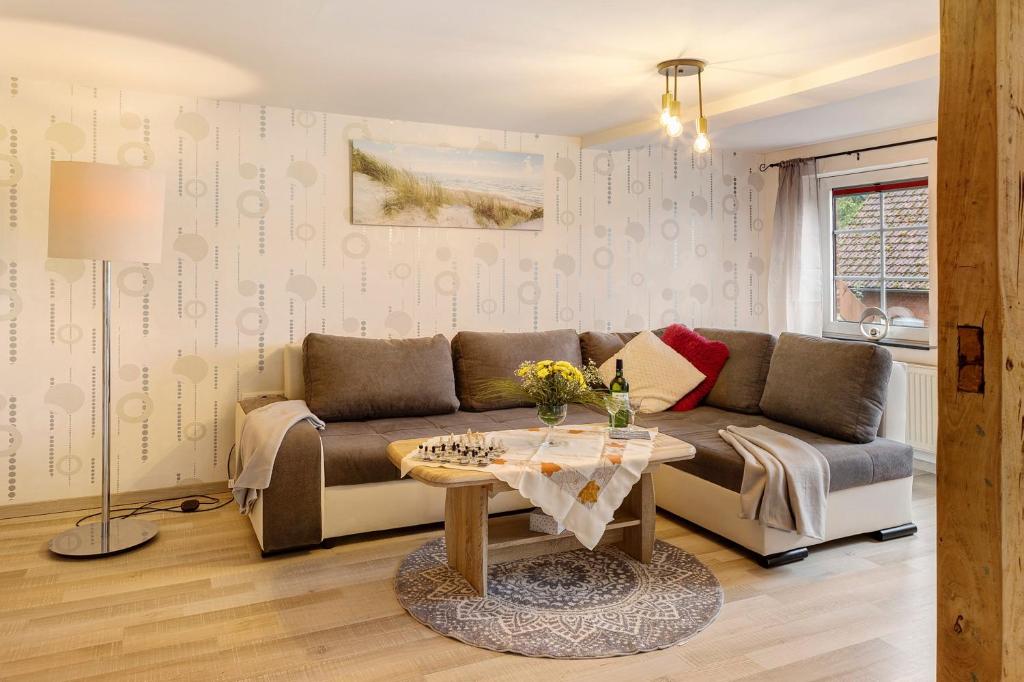 a living room with a couch and a table at Lieblingsgast in Klötze