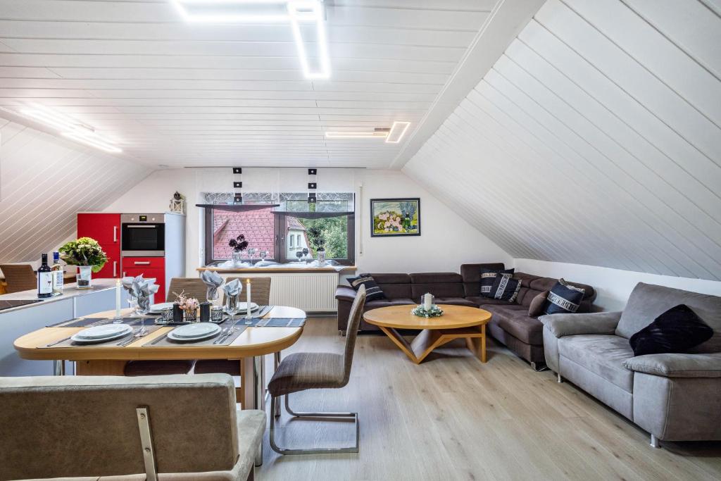 a living room with a table and a couch at Ferienwohnung Familie Süttner in Nagel