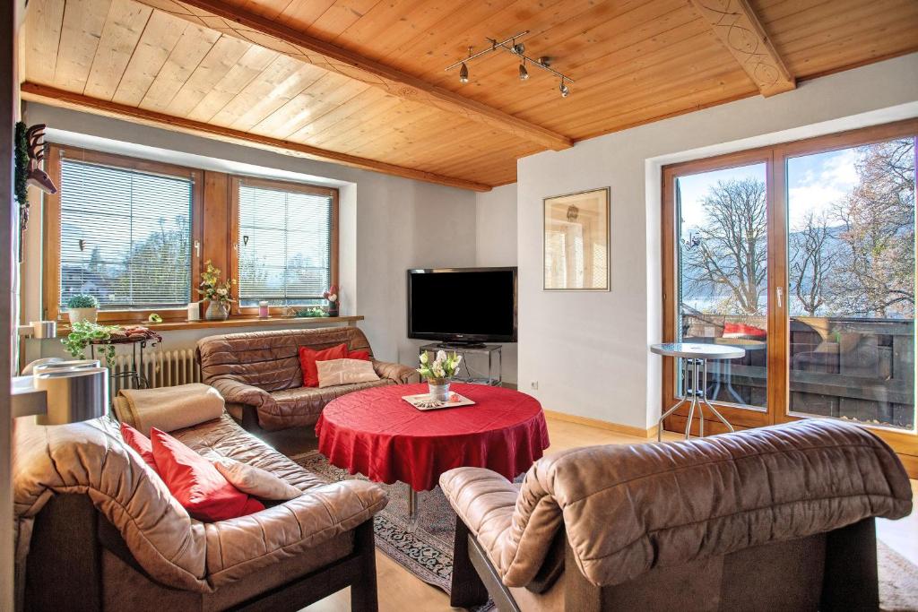 a living room with couches and a red table at Ferienwohnung Schliersee in Schliersee