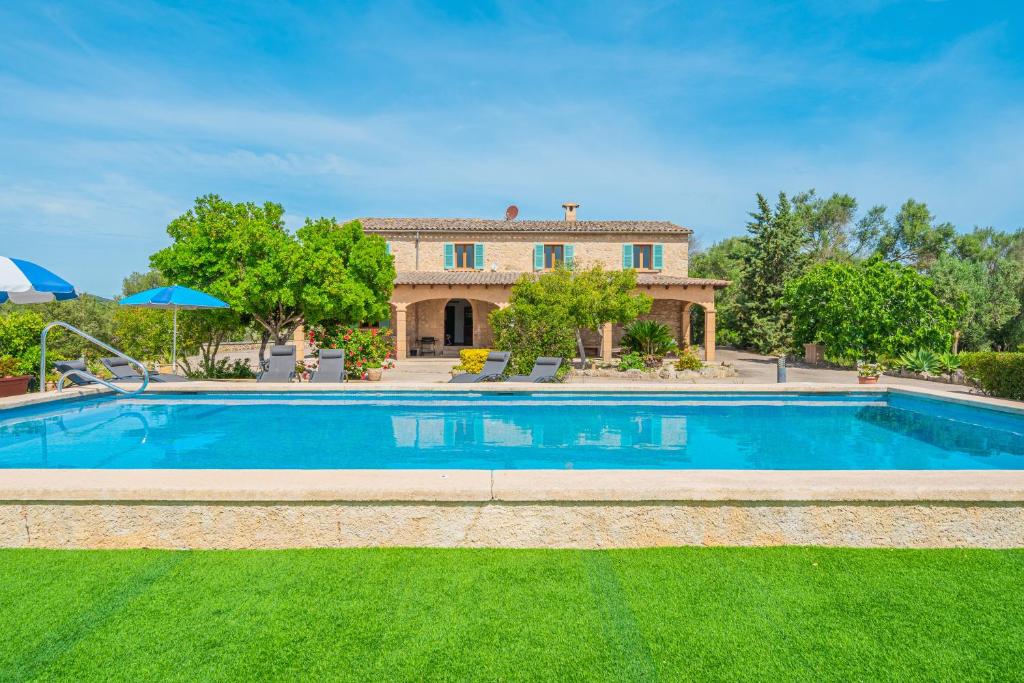 ein großer Swimmingpool vor einem Haus in der Unterkunft Son Maimo in Petra