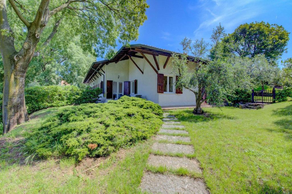 a house with a garden and a pathway leading to it at Appartamento Rupestre 2.0 in Manerba del Garda